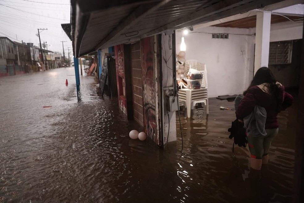 Bairro Mathias Velho volta a alagar em Canoas — Foto: Jonathan Heckler/RBS
