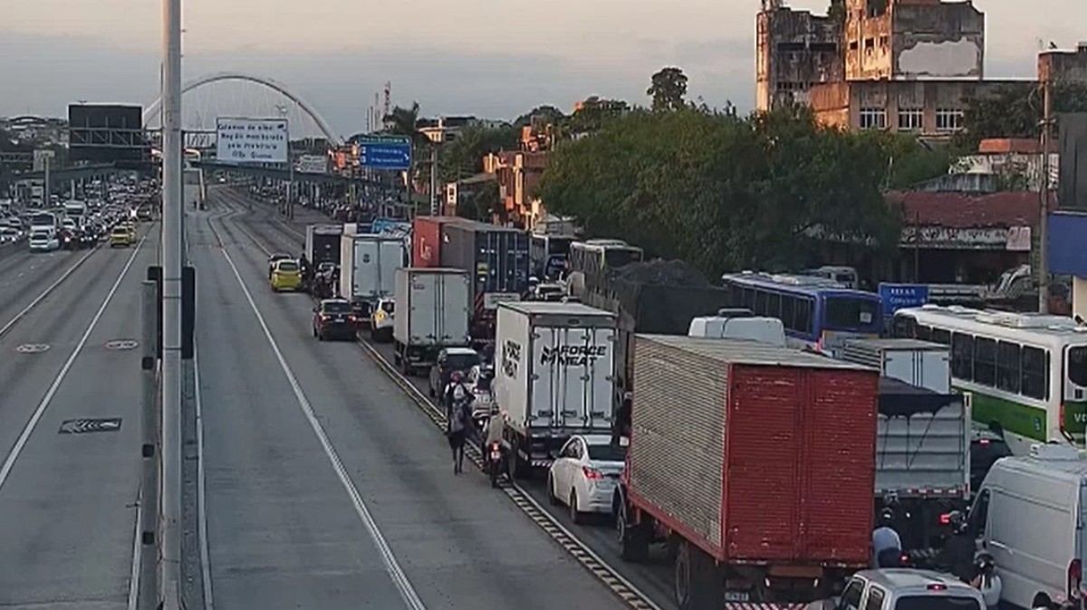 Avenida Brasil é fechada durante tiroteio na Maré