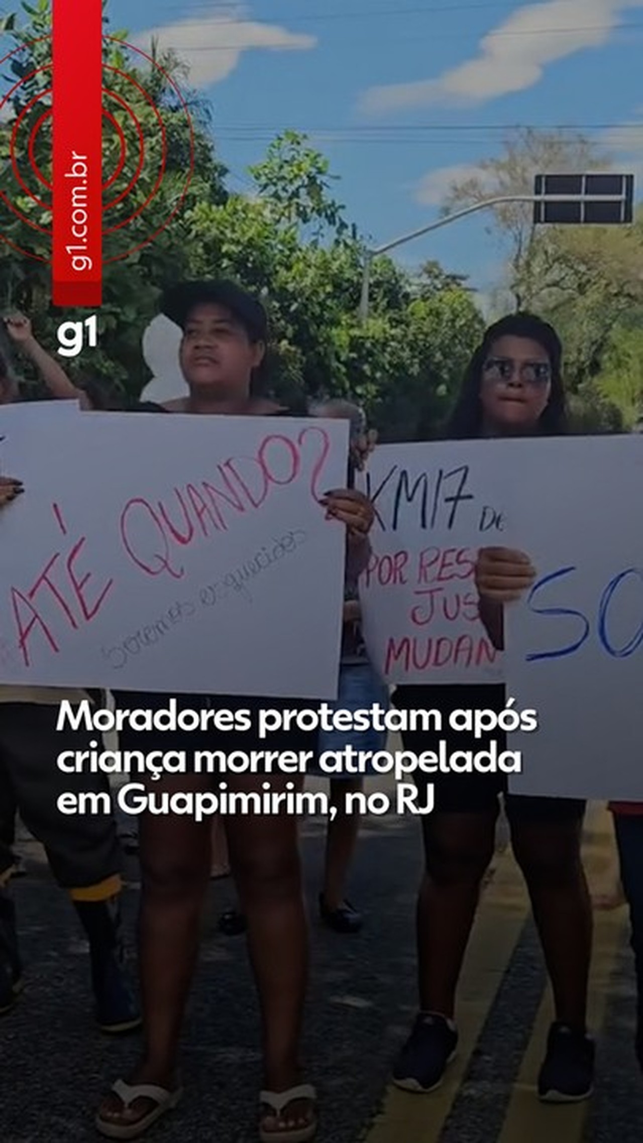 Moradores protestam após criança de 10 anos morrer atropelada na RJ-122, em Guapimirim, no R