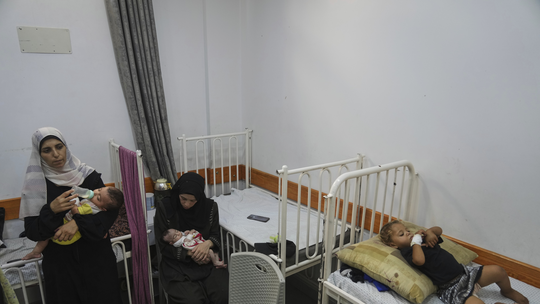 Bebês 'pele e osso' e médicos desmaiando: os relatos da fome nos hospitais de Gaza - Reportagem do jornal 'The New York Times' entrevistou sete médicos que atuam no enclave palestino. Há relatos de casos graves de desnutrição e desmaios em centros cirúrgicos.