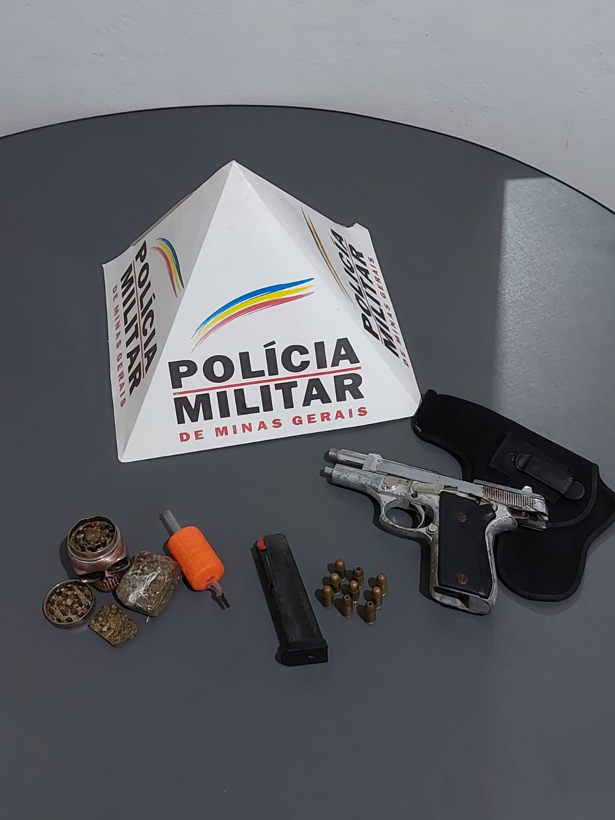 Homem que resistiu à prisão e tentou fugir é encontrado escondido embaixo da cama da mãe, em Fruta de Leite