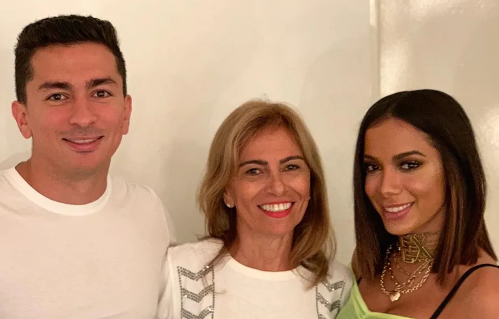 Anitta e irmão, Renan Machado, ao lado da mãe — Foto: Redes sociais