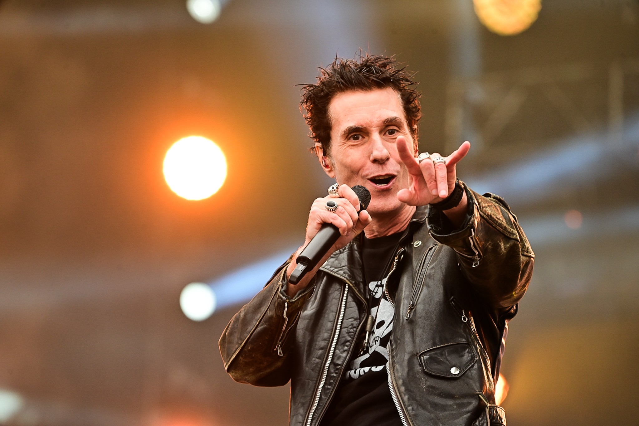 Capital Inicial repete as músicas de sempre e faz discurso contra 'PEC da impunidade' no The Town