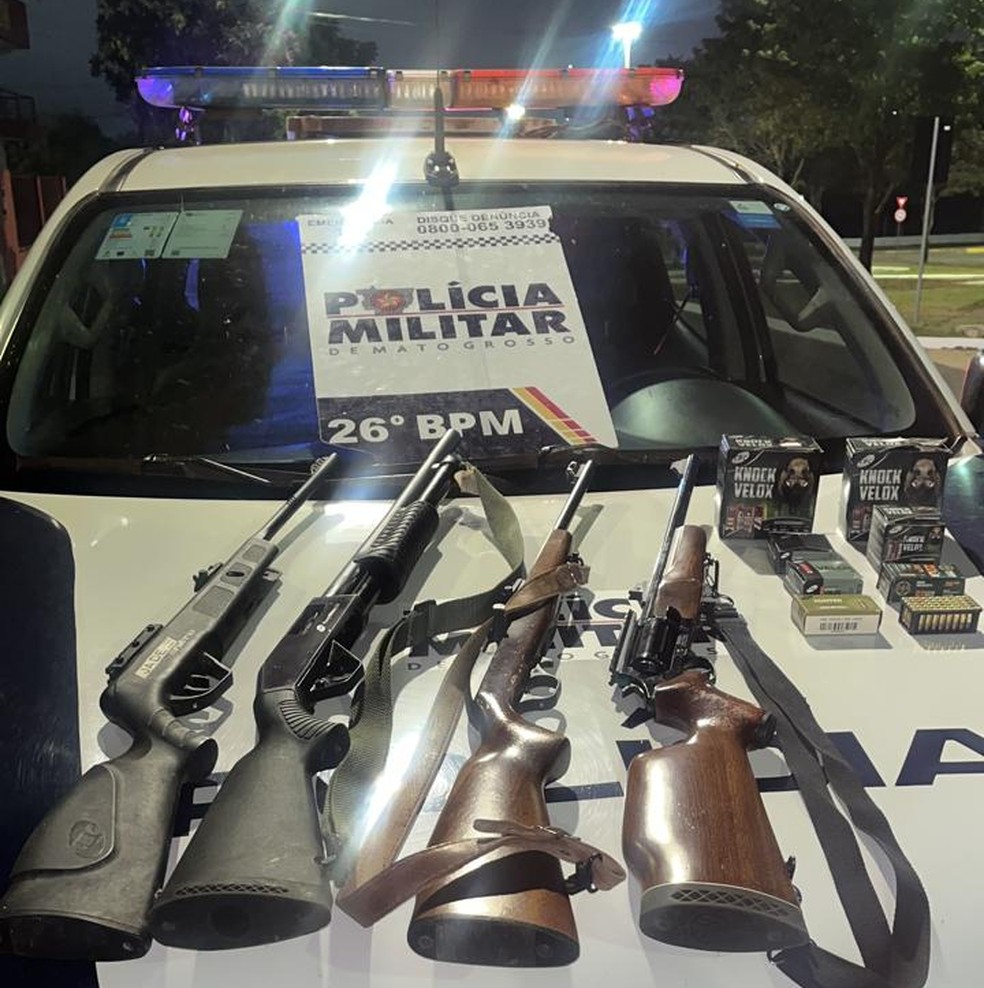 Armas encontradas na casa de mulher morta em Nova Mutum (MT) — Foto: Reprodução