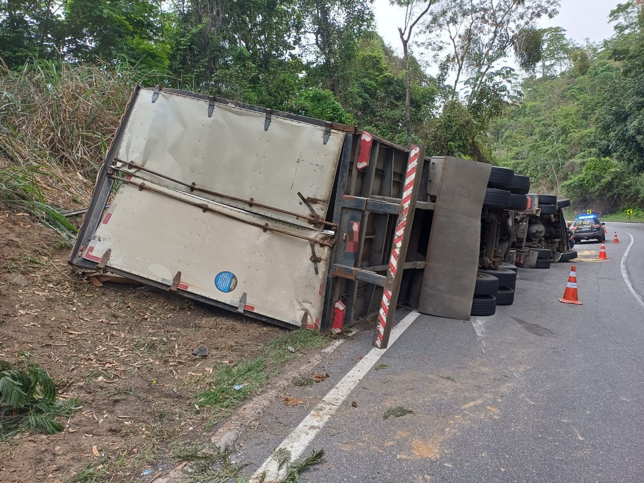 Motorista morre esmagado após caminhão tombar na descida da Serra das Araras, em Piraí