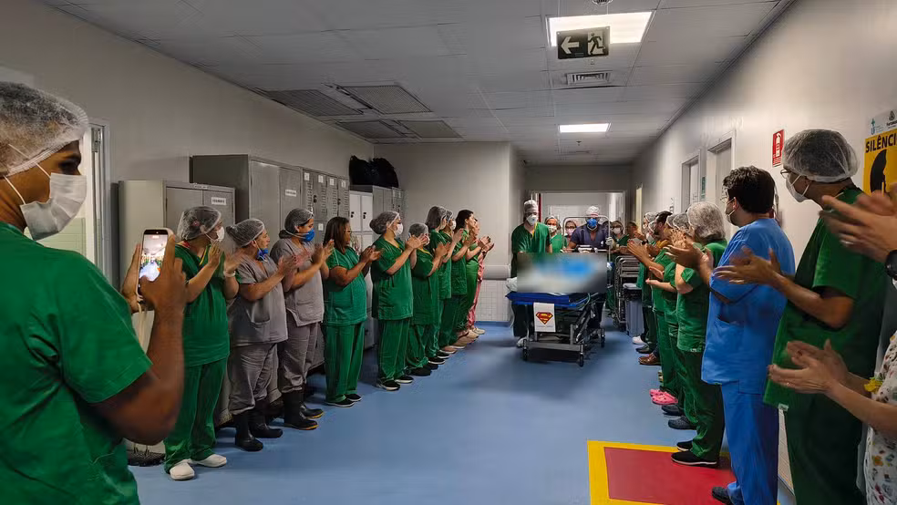 Família autoriza doação de órgãos de jovem de 16 anos que morreu ao cair de moto e profissionais prestam homenagem, em Fortaleza (CE). — Foto: Prefeitura de Fortaleza.
