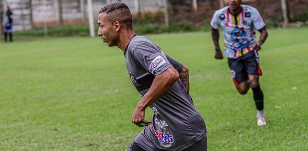 Jogador de futebol morre após bater cabeça em mureta durante partida em Rio Claro