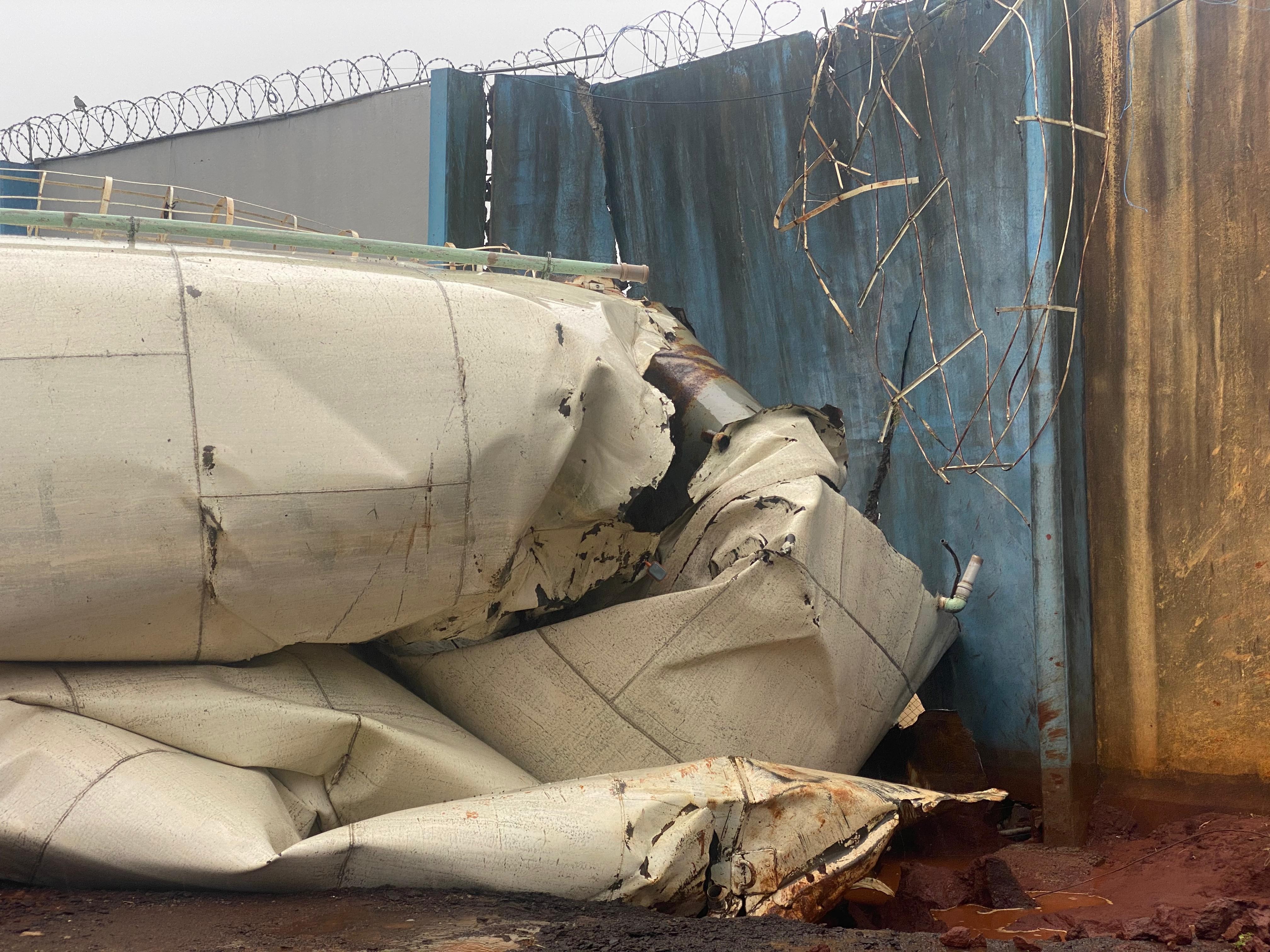 Caixa d'água com capacidade de 70 mil litros que abastece penitenciária cai e danifica muro da unidade, em Cascavel 