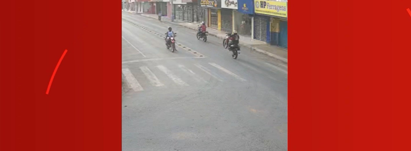 Flagrado empinando moto, homem é abordado com calçado inadequado é veículo com escapamento barulhento