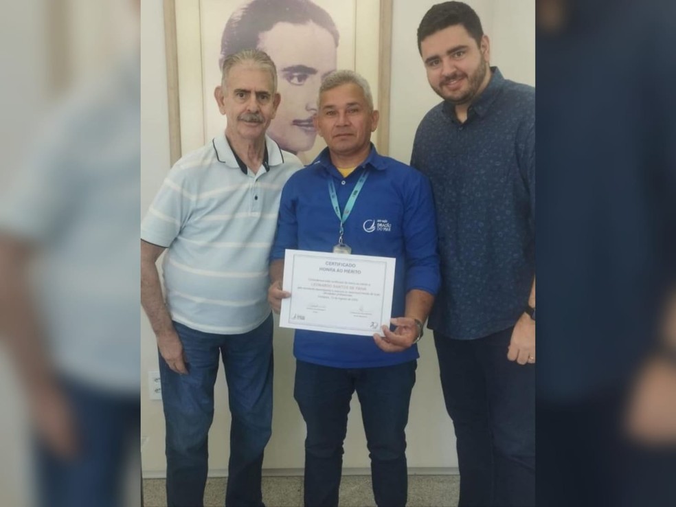 Motorista Leonardo Santos de Paiva recebeu certificado de honra ao mérito por salvar criança de engasgo em coletivo em Fortaleza. — Foto: Auto Viação Dragão do Mar/ Divulgação