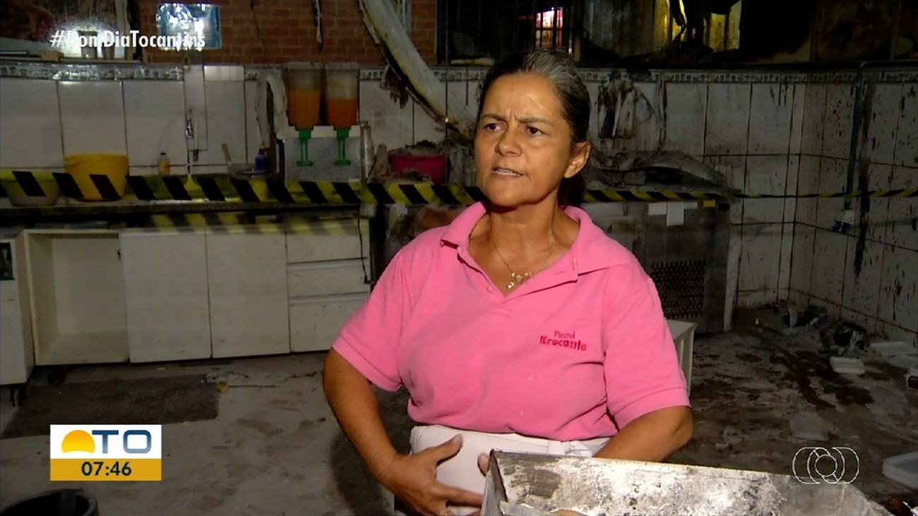 Incêndio atinge barraca de feirante que paga faculdade de medicina das filhas vendendo pastéis: 'Acabou com tudo'