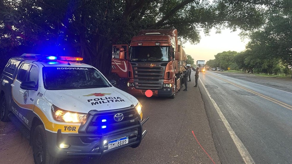 Policiais encontraram 24 fardos de maconha escondidos em carga de arroz, que totalizaram 583,5 kg de droga em carreta, na tarde de quarta (29), em Sant&oacute;polis do Aguape&iacute; (SP): dois foram presos &mdash; Foto: Pol&iacute;cia Rodovi&aacute;ria/Divulga&ccedil;&atilde;o