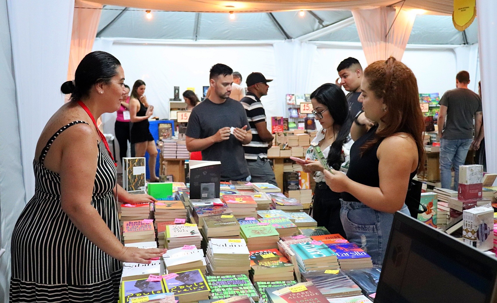 Flipoços movimenta cerca de R$ 2 milhões em vendas de livros com a estreia da Vila Literária