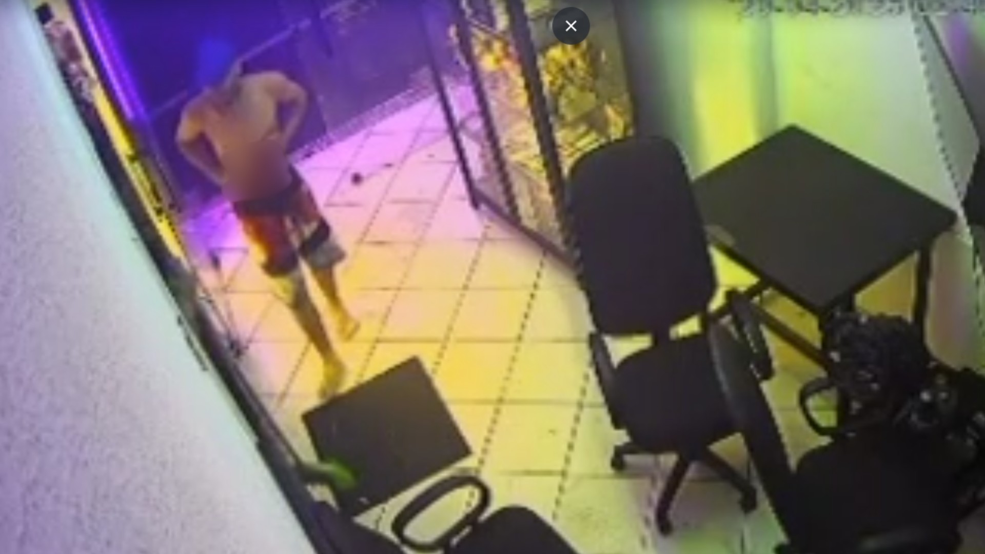 VÍDEO: homem é esfaqueado por colega de trabalho e morre após buscar socorro em lan house