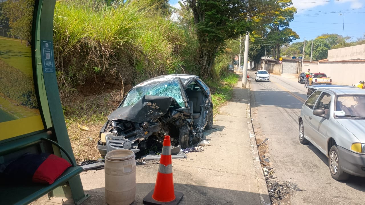 Acidente entre dois carros deixa uma pessoa morta e outras três feridas em São José