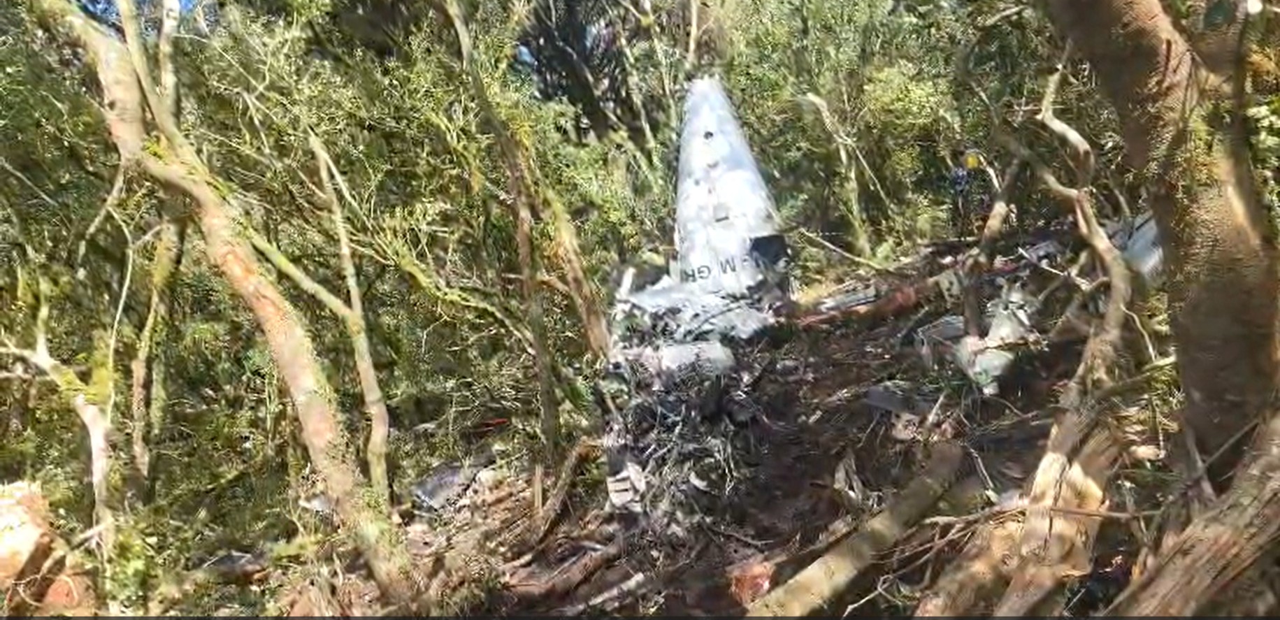 VÍDEO mostra trabalho da perícia em local com destroços do helicóptero que caiu com cantor Rick em SC