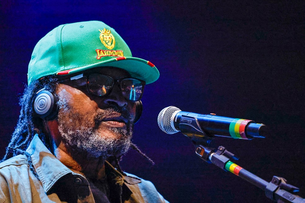 Edson Gomes se apresenta em Coruripe — Foto: Van Campos/AgNews
