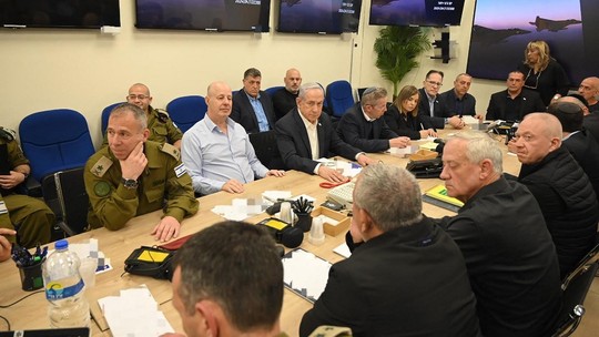 Gabinete de Guerra de Israel defende responder ataque do Irã; dúvida é como e quando - Foto: (AFP)