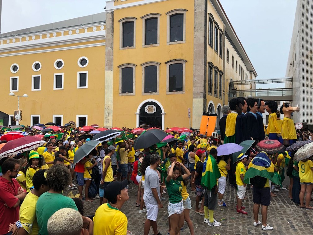 Chuva não atrapalha festa da torcida no Recife com a 2ª vitória do Brasil  na Copa do Mundo, Pernambuco