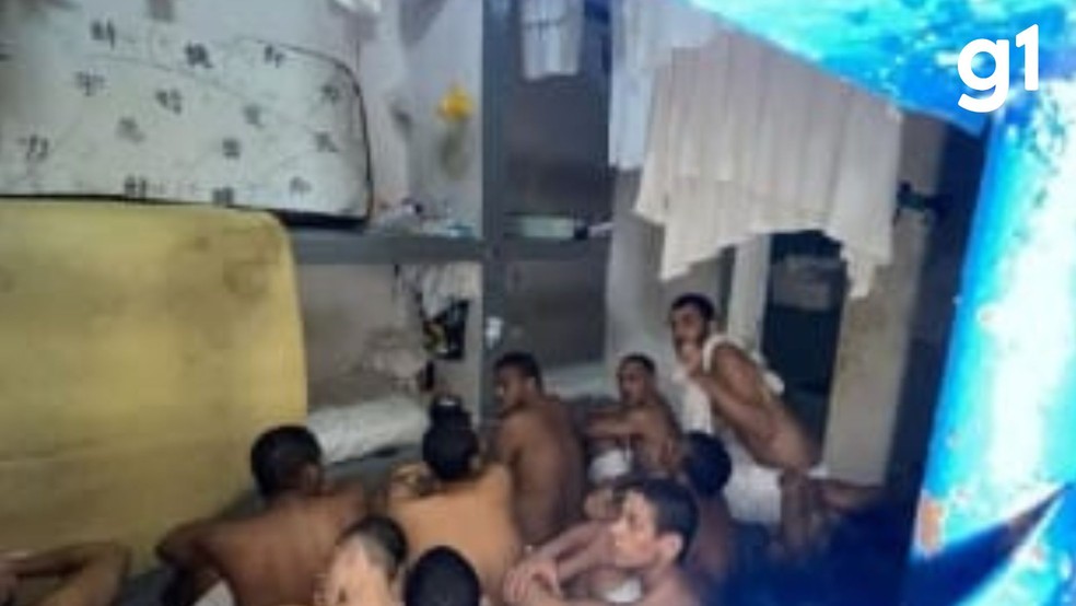 Em uma cela com capacidade para oito presos há 20 detentos, onde sete deles dormem no chão, em colchões velhos. — Foto: Reprodução