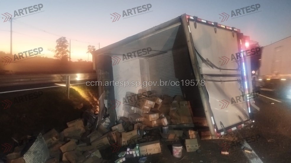 1 de 2
O acostamento e uma das faixas da SP-225 ficaram interditados depois que um caminh&atilde;o tombou na manh&atilde; desta sexta-feira (5), em Bauru (SP) &mdash; Foto: Artesp/Divulga&ccedil;&atilde;o