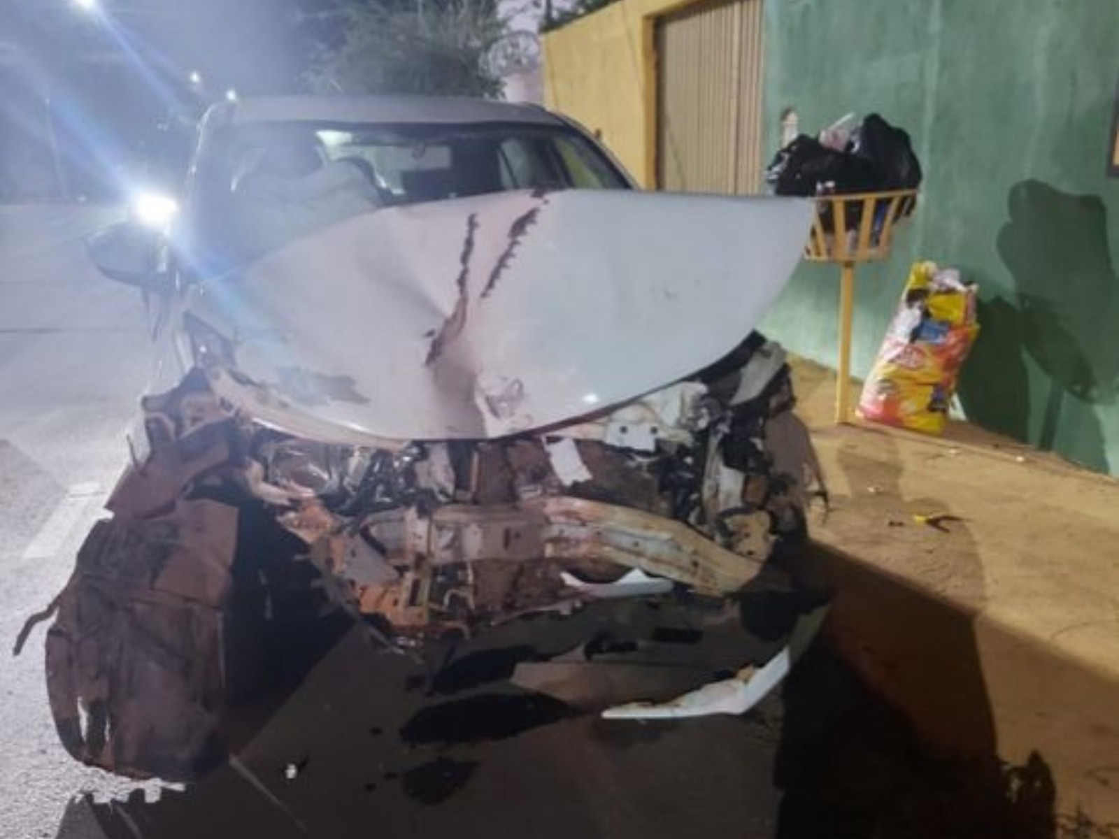 Motorista com sinais de embriaguez e CNH vencida é preso depois de bater em quiosque, em Unaí