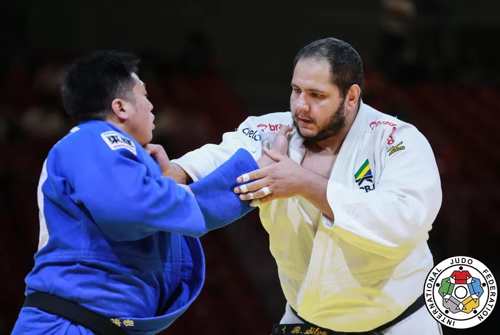 Medalhistas olímpicos Henrique Guimarães e Rafael Silva 'Baby' participam de treinamento de judô em Itapetininga