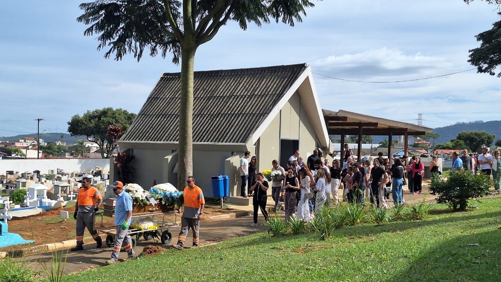 Mariana Francisco Ferreira foi enterrada no Cemitério da Saudade, em Mogi das Cruzes — Foto: Maiara Barbosa/TV Diário