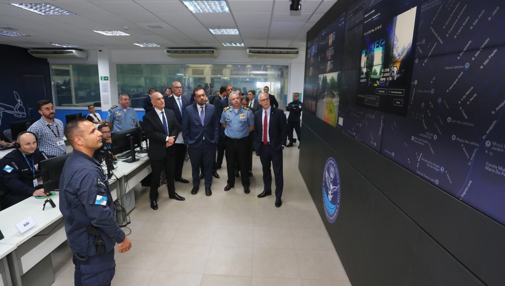 Ministro Alexandre de Moraes no CICC com Castro e secretários da Segurança do RJ — Foto: Philippe Lima/Governo do RJ