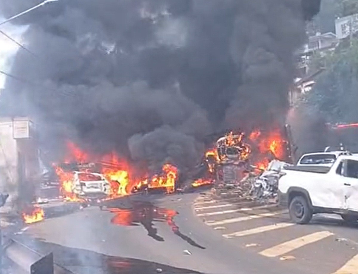 Acidente com carreta em SC provoca incêndio e queima de veículos na estrada; assista ao vídeo.