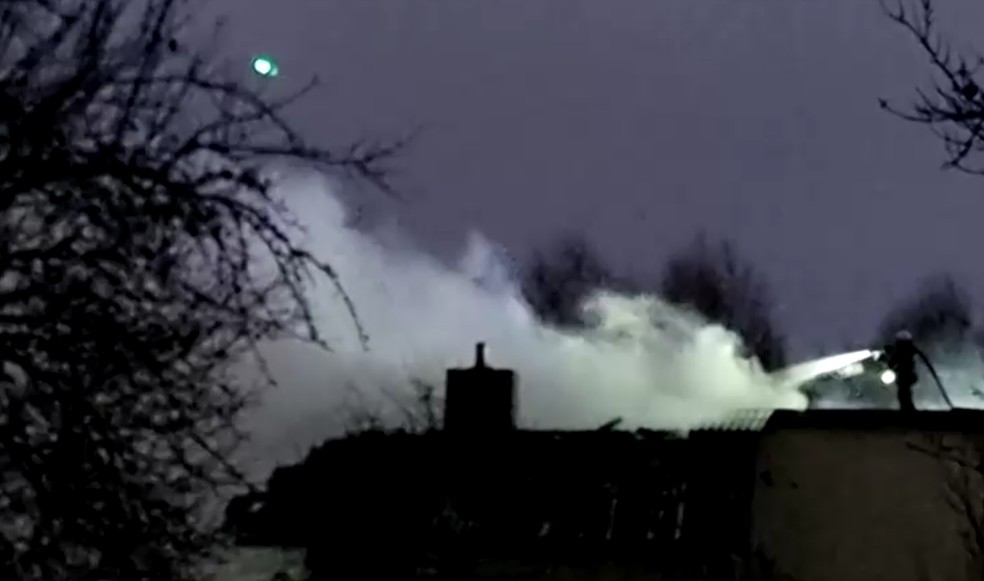Bombeiro combate as chamas após acidentes aéreo em Vilnius, na Lituânia — Foto: Reuters/Reprodução