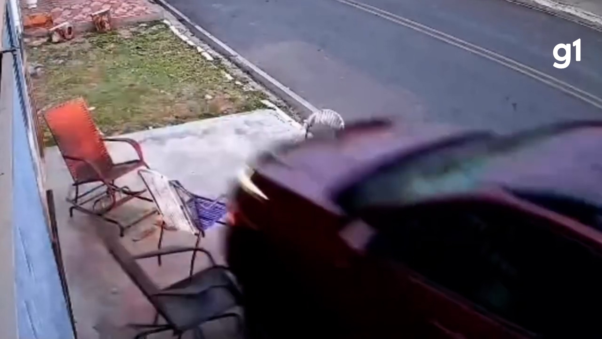 Carro quase atropela mulher e crianças na calçada de casa, no Sertão da Paraíba; VÍDEO