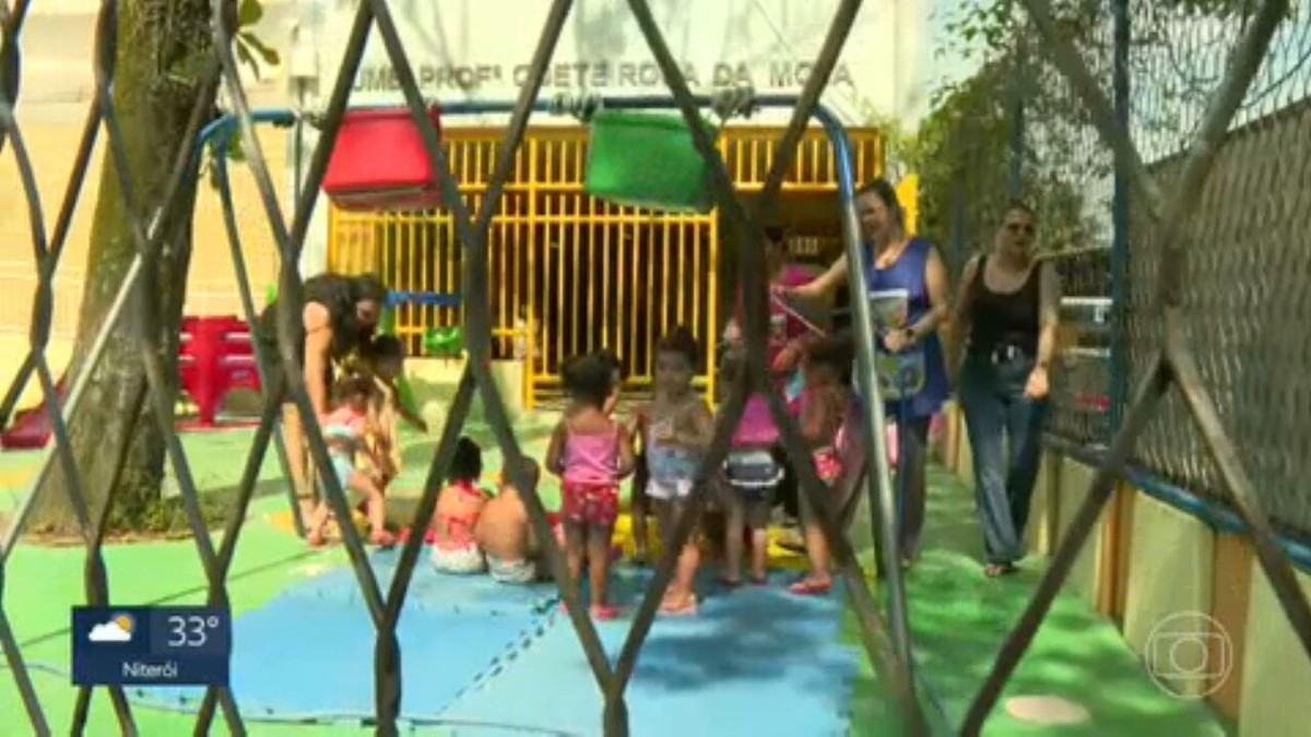 Alunos de creche de Niterói tomam banho de mangueira para aliviar calor; mães protestam por ar-condicionado