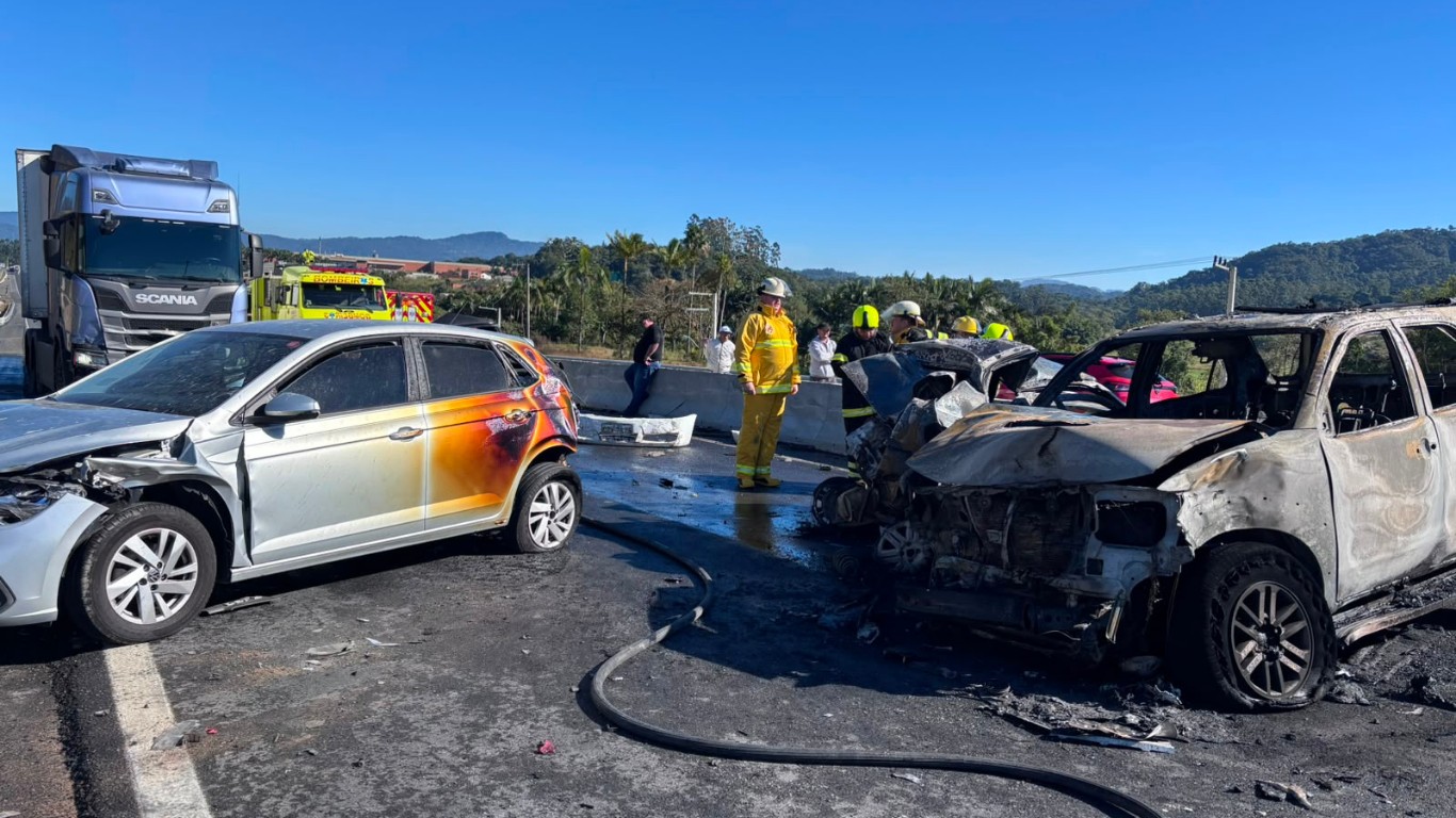 Colisão entre 5 veículos bloqueia trânsito, deixa um morto e feridos na BR-470, em Indaial