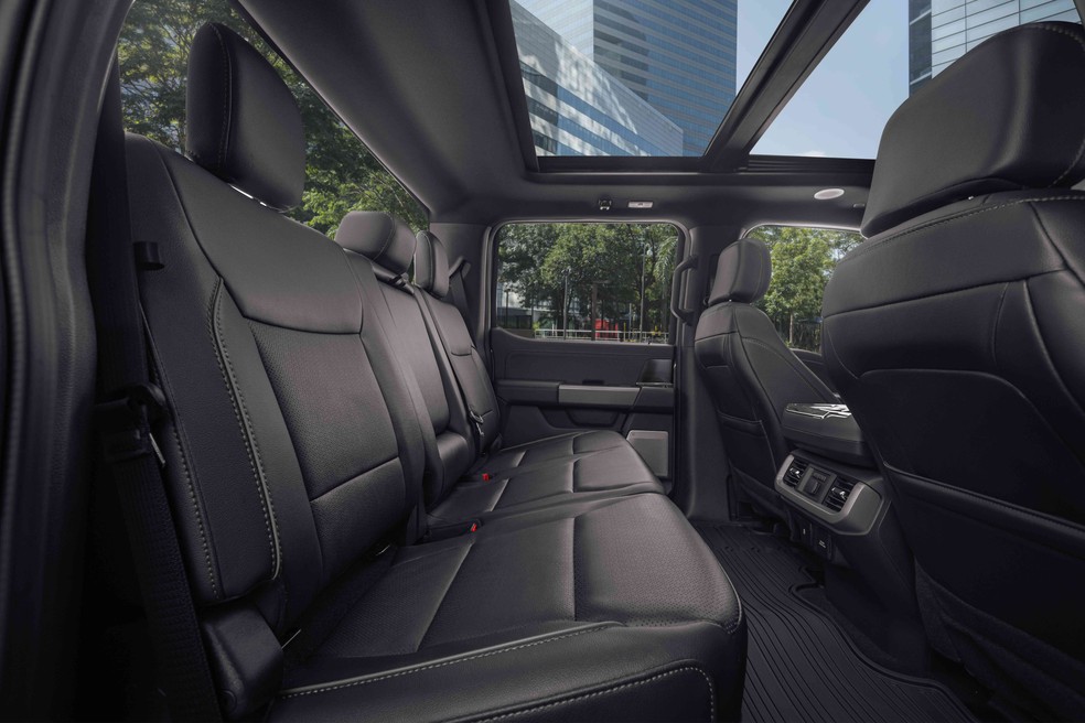Espaço para cinco adultos é mais que suficiente — Foto: Divulgação | Ford