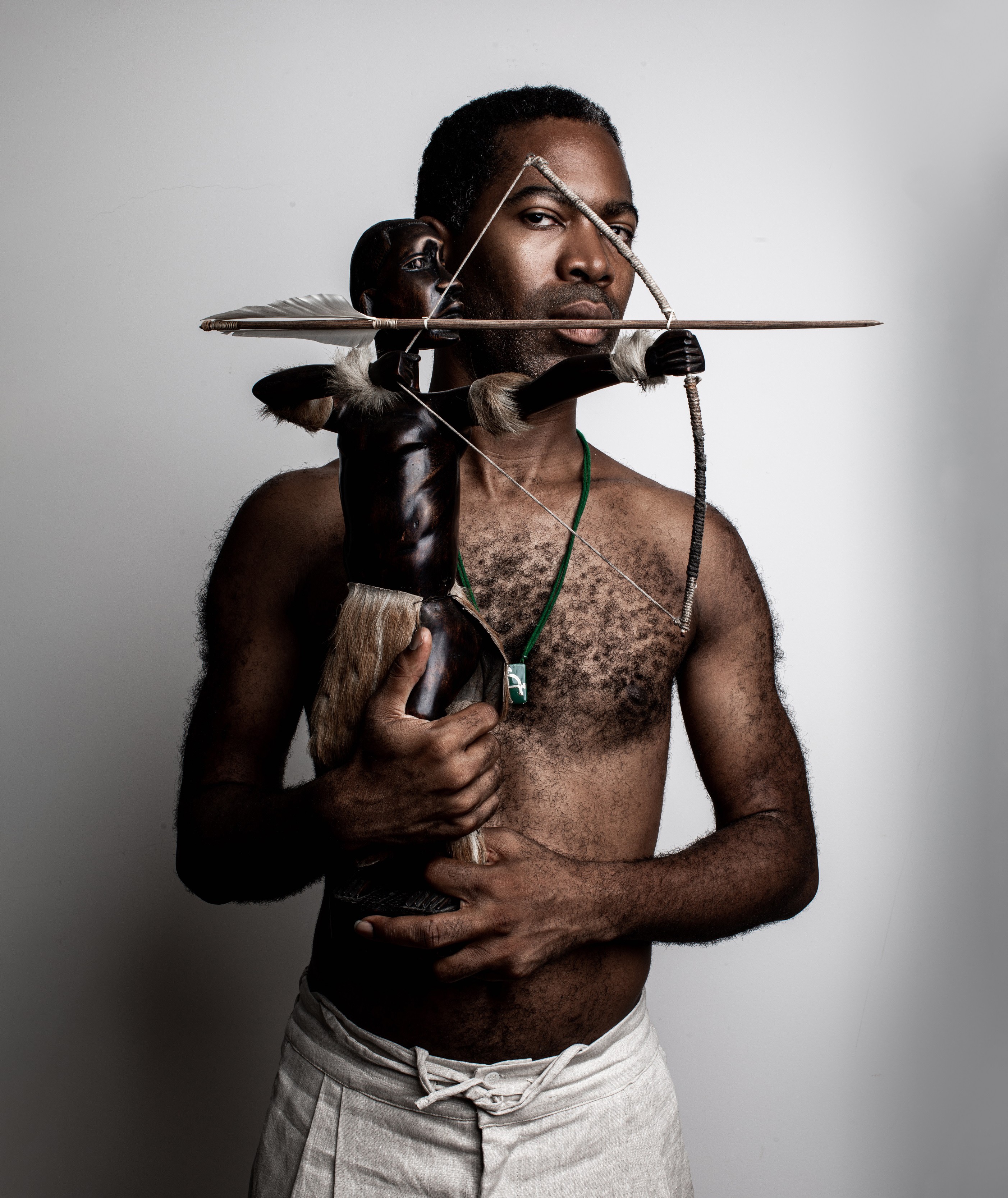 Tiganá Santana captura ancestralidade afro-brasileira no desnudamento das canções do álbum ‘Caçada noturna’