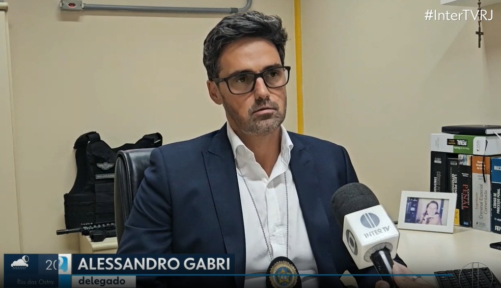 Delegado Alessandro Gabri explicou que aguarda resultado dos exames periciais, mas adiantou que prova técnica não constatou violência sexual em menina — Foto: Reprodução Inter TV RJ