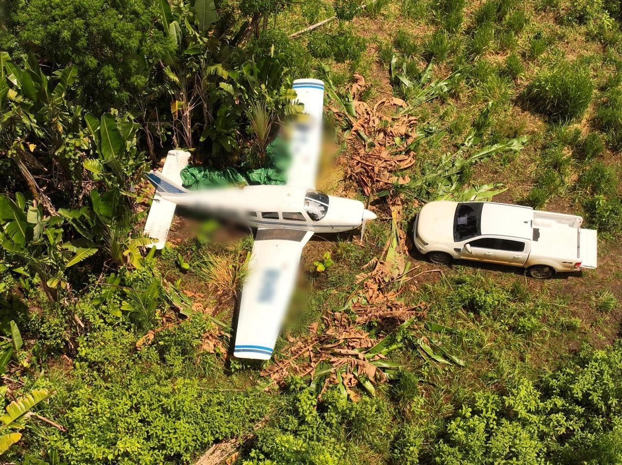 Polícia apreende avião em pista clandestina e investiga ligação com traficantes de drogas, em RR