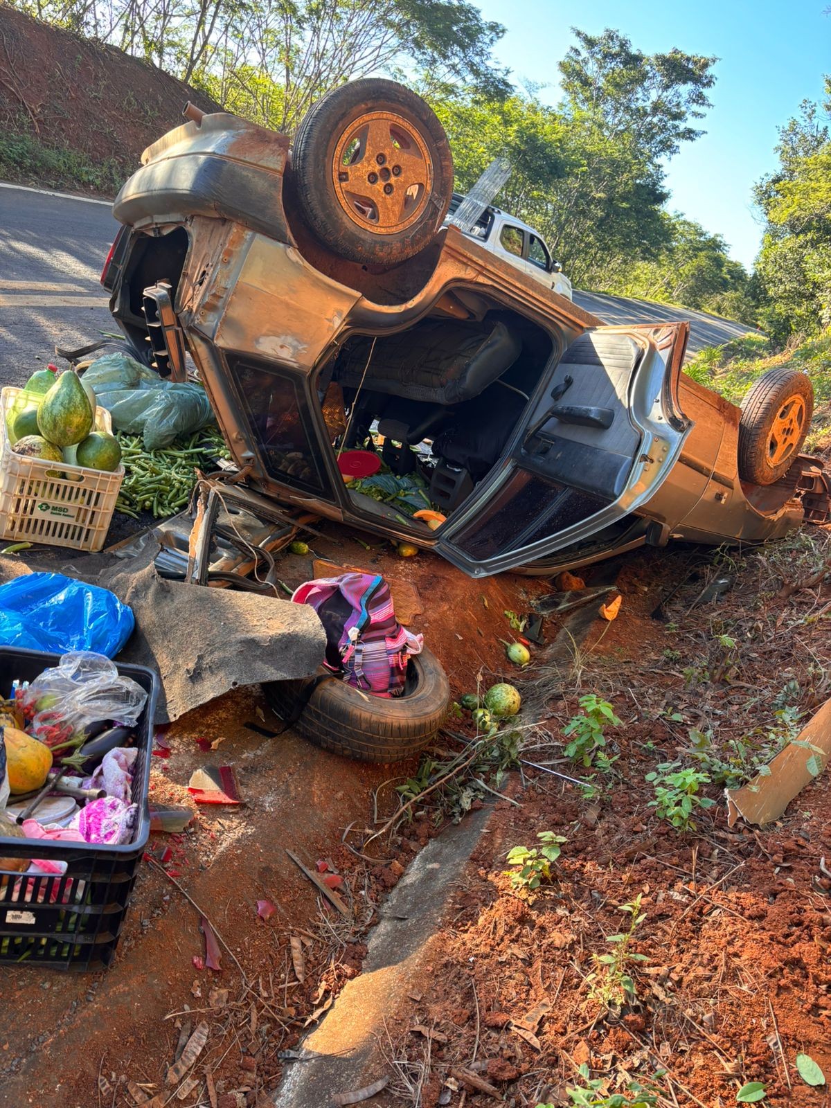 Três pessoas são socorridas pelo Samu após capotamento em Montes Claros