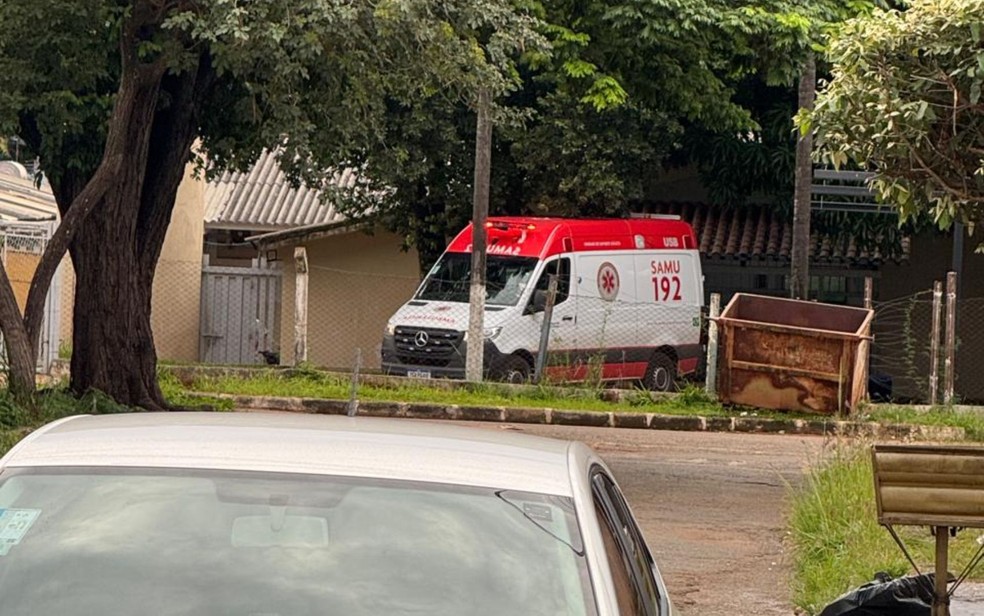 Momento em que ambulância do Samu chega para buscar ex-secretário, Wilson Pollara, em Goiânia — Foto: Arquivo pessoal