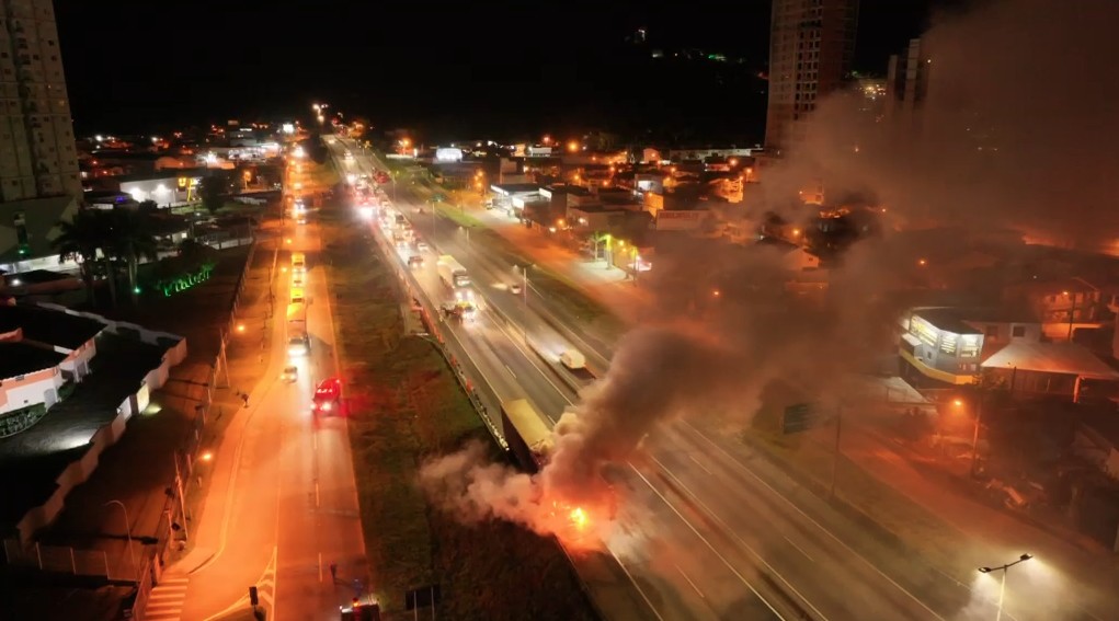 Carreta pega fogo e bloqueia totalmente BR-101 no Litoral Norte de SC