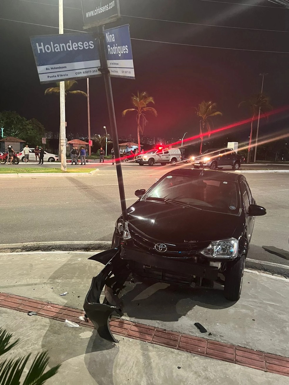 Após atropelar os suspeitos, a motorista bateu o seu carro em um poste — Foto: Magno Soares/Grupo Mirante