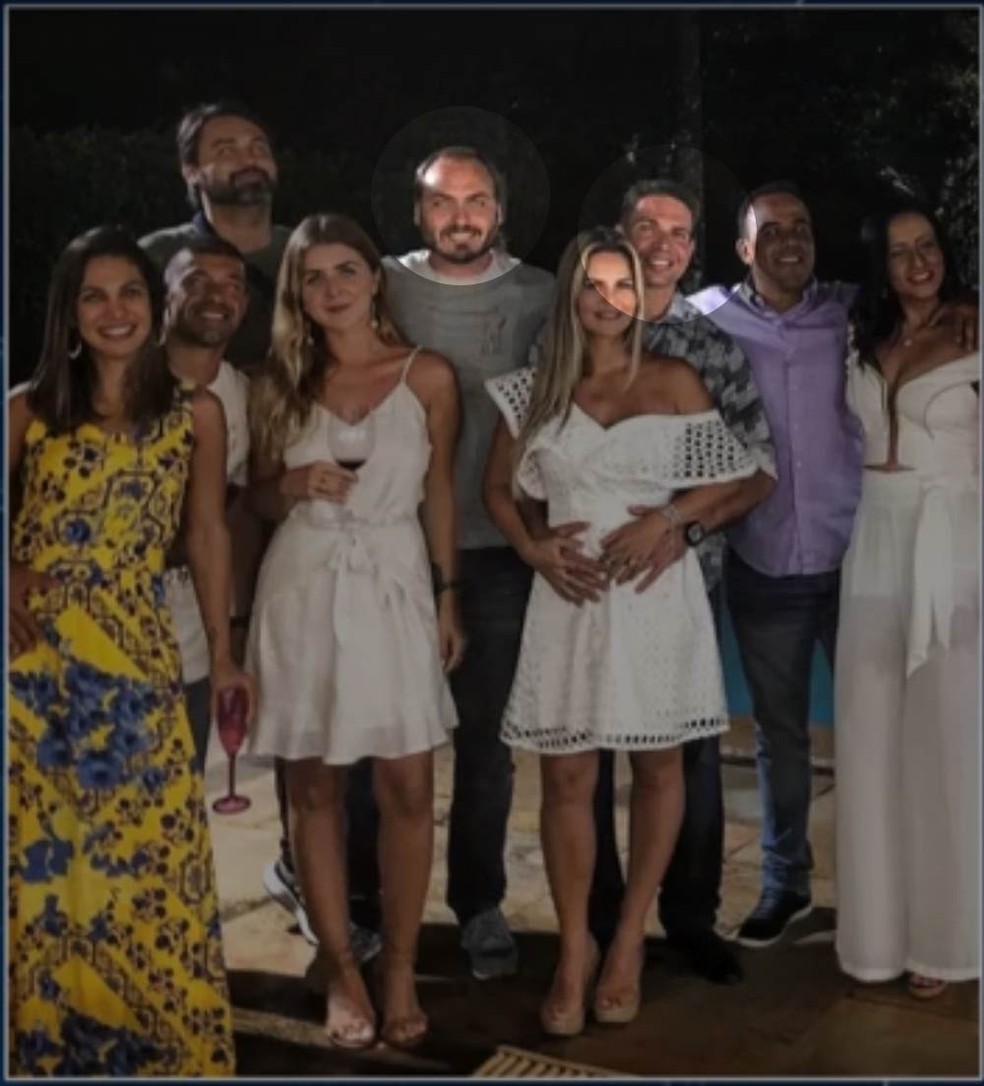 Ramagem, ao lado do vereador Carlos Bolsonaro, filho do presidente, no réveillon de 2019 — Foto: Reprodução