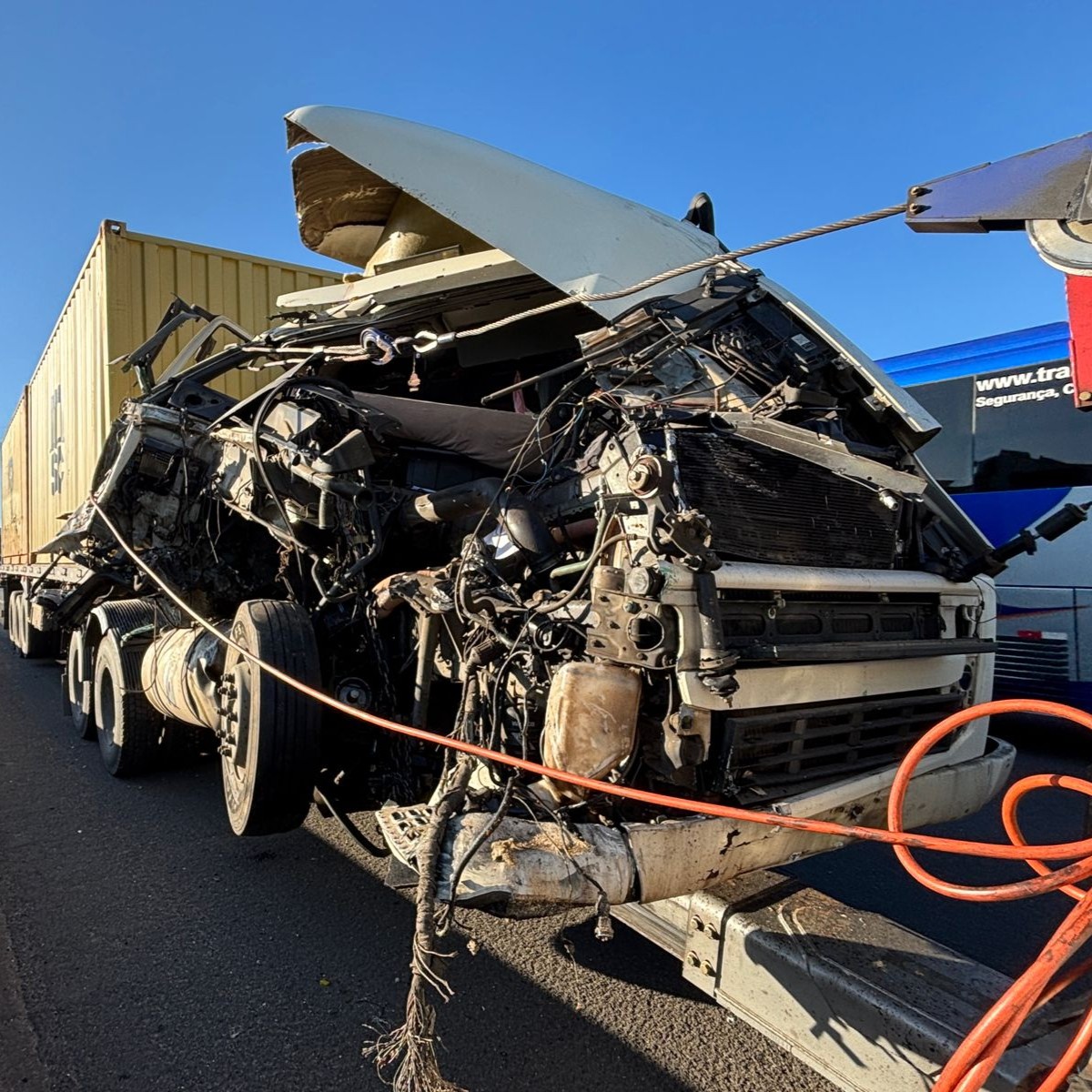 Carreta com 24 toneladas de lã se envolve em acidente e bloqueia rodovia D. Pedro I 