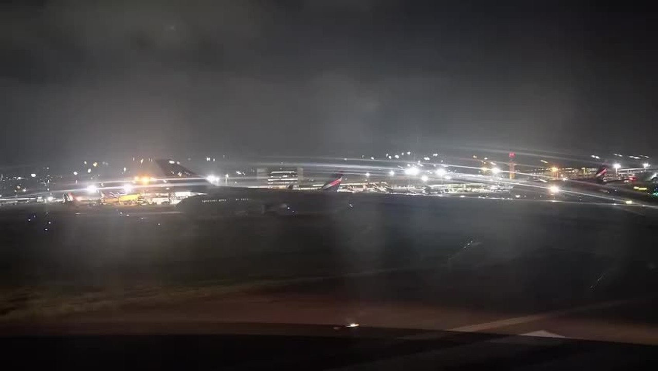 Vídeo mostra passageiros em avião que pegou fogo após decolagem em Guarulhos
