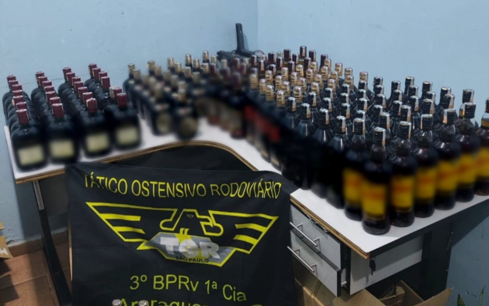 Mulheres são presas com mais de 160 garrafas de uísque falsificadas em Dobrada, SP