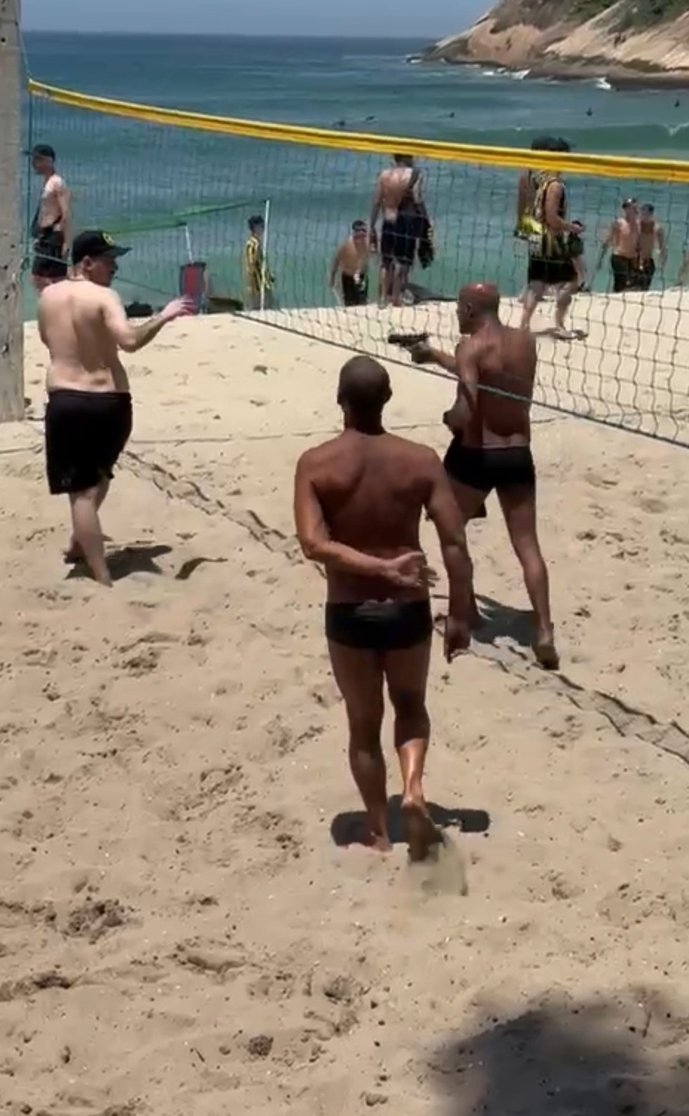 Homem aponta a arma para uruguaio na quadra de futevôlei — Foto: Reprodução