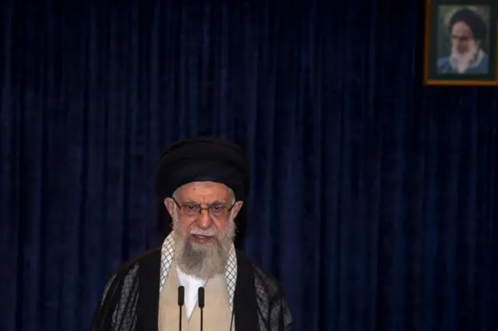 O líder supremo do Irã, aiatolá Ali Khamenei, afirmou que vingar a morte do líder do Hamas é um "dever de Teerã". — Foto: Getty Images via BBC