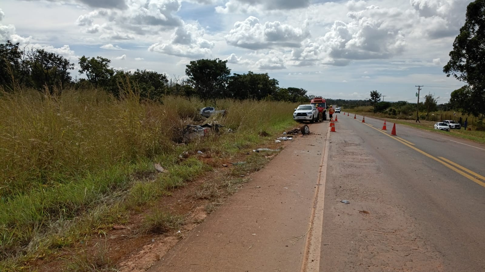 Carro bate de frente com outro veículo na DF-290 e deixa uma pessoa morta