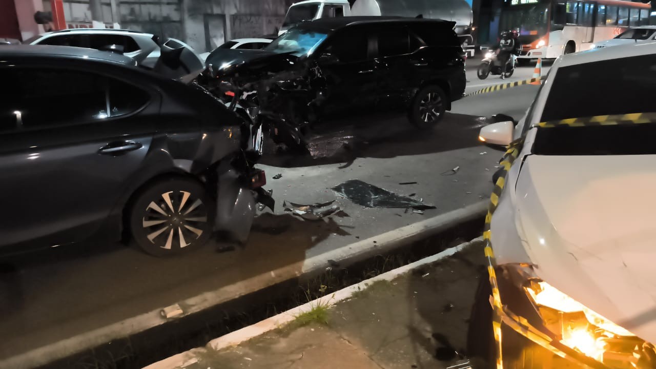 Carro de deputado colide e provoca engavetamento com sete veículos na Av. Fernandes Lima, em Maceió 